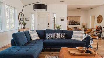 TV, lareira, mesa de pingue-pongue