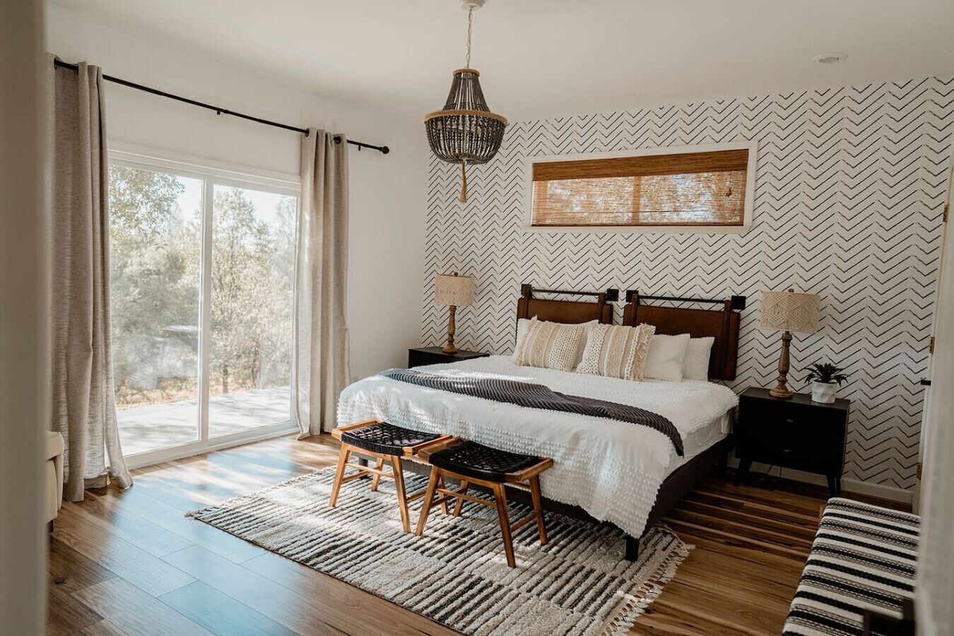 3 habitaciones, escritorio y tabla de planchar con plancha 