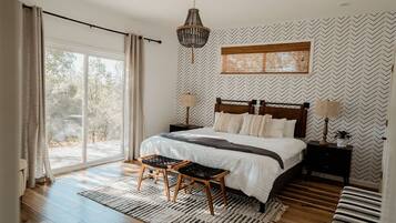 3 bedrooms, desk, iron/ironing board, travel crib