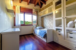 3 bedrooms, iron/ironing board, free WiFi