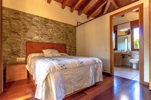 3 bedrooms, iron/ironing board, free WiFi