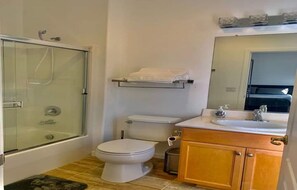 Combined shower/tub, hair dryer, towels