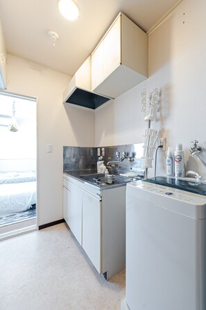 Double Room | Private kitchen | Fridge, microwave, stovetop, rice cooker - Sunny Side House Katase Enoshima (Fujisawa)