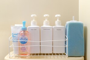 Double Room | Bathroom | Combined shower/bathtub, deep-soaking bathtub, towels - Sunny Side House Katase Enoshima (Fujisawa)