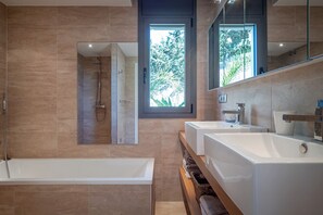 Badewanne, Haartrockner, Handtücher