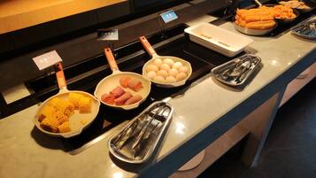 Se ofrece un desayuno bufé (88 CNY por persona)