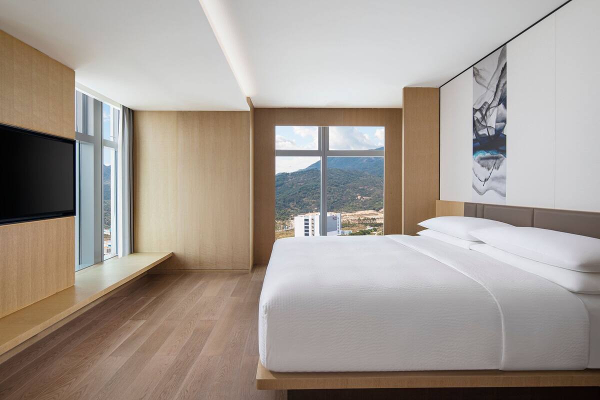 Suite, 1 Tempat Tidur King, pemandangan kota | Selimut bulu angsa, busa memori, brankas, dan tirai kedap cahaya