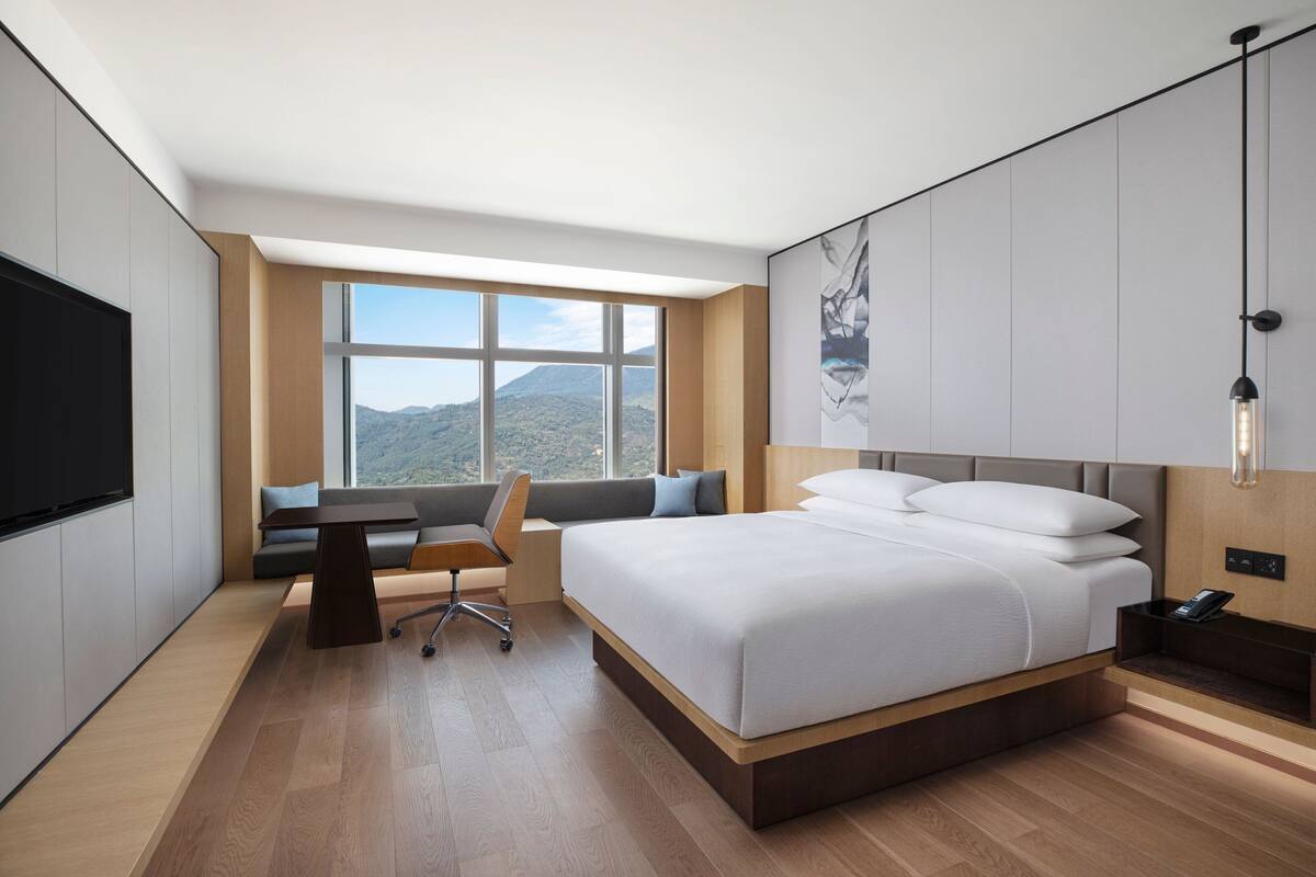 Kamar Deluks, 1 Tempat Tidur King, pemandangan kota | Selimut bulu angsa, busa memori, brankas, dan tirai kedap cahaya