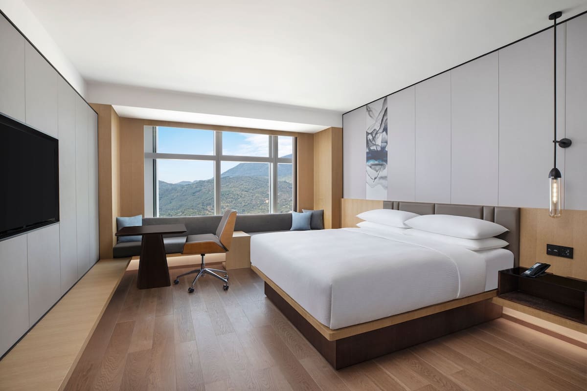 Chambre Deluxe, 1 très grand lit, vue ville | Couette en duvet d'oie, matelas mémoire de forme