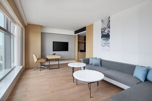 套房, 1 张特大床, 城市景观 | 客厅 | 50-英寸液晶电视 （配备有线频道）、电视