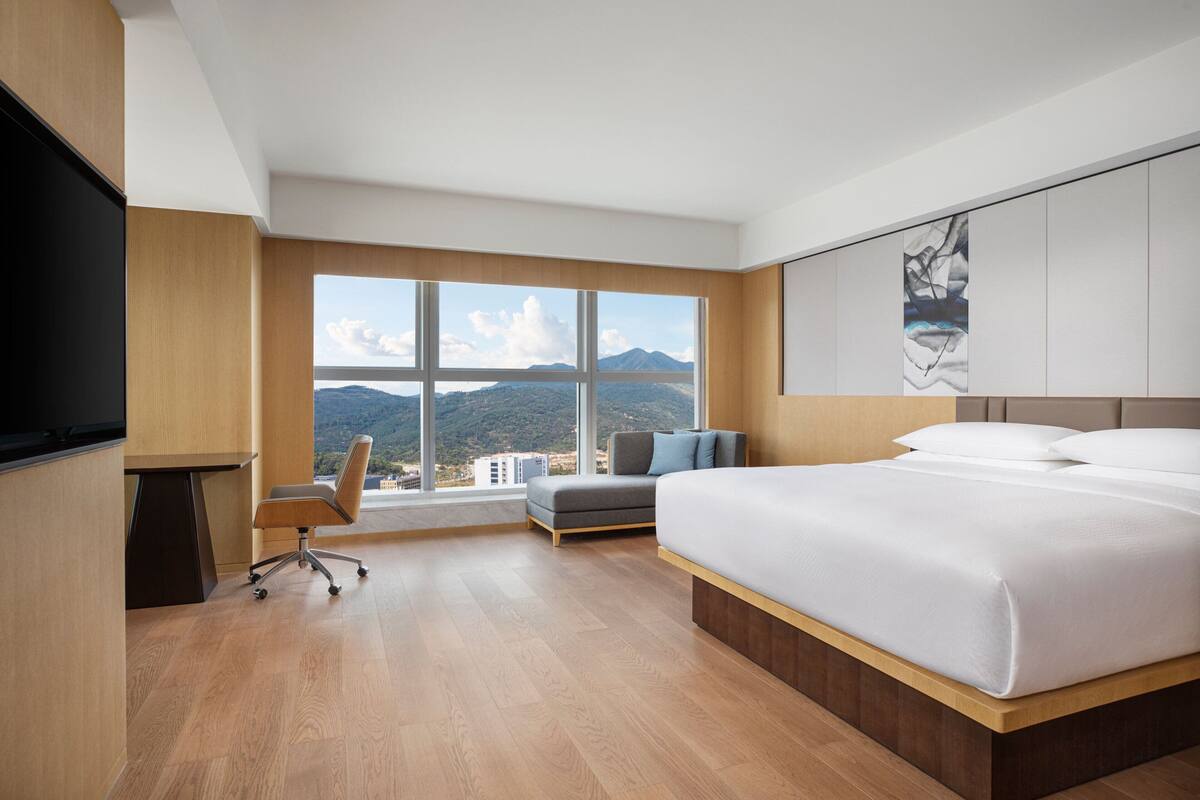 Suite Bisnis, 1 Tempat Tidur King, balkon, pemandangan kota | Selimut bulu angsa, busa memori, brankas, dan tirai kedap cahaya