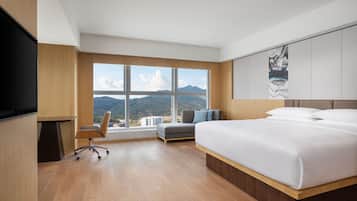 商务套房, 1 张特大床, 阳台, 城市景观 | 羽绒被、记忆海绵床垫、客房内保险箱、遮光窗帘