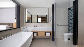 Suite Business, 1 cama de matrimonio grande, balcón, vistas a la ciudad | Edredones de plumas, colchones viscoelásticos, caja fuerte