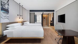 A modern hotel room with a large bed, a desk, and a TV. - Fairfield by Marriott Shenzhen Shenshan Special Cooperation Zone (Shanwei)