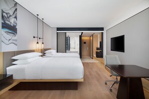 ألحفة محشوة بالريش وأسرّة بإسفنج يتكيف مع شكل الجسم وخزنة داخل الغرفة