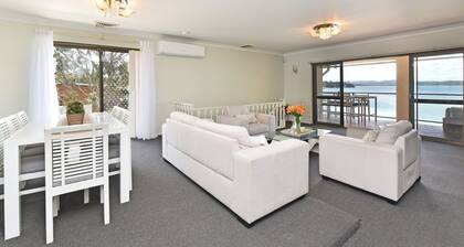 Baywatch Waterfront Lake Retreat Private Jetty
