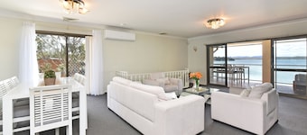 Baywatch Waterfront Lake Retreat Private Jetty