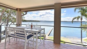 Outdoor dining - Baywatch Waterfront Lake Retreat with Private Jetty at Silverwater Lake Macqaurie (Silverwater)