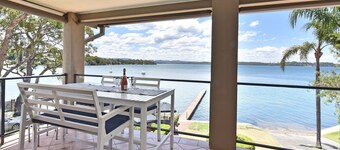 Baywatch Waterfront Lake Retreat with Private Jetty at Silverwater Lake Macqaurie