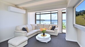 TV, fireplace, DVD player - Baywatch Waterfront Lake Retreat with Private Jetty at Silverwater Lake Macqaurie (Silverwater)