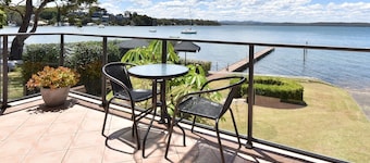 Baywatch Waterfront Lake Retreat with Private Jetty at Silverwater Lake Macqaurie