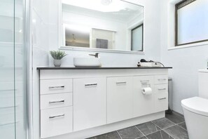 Bathtub, hair dryer - Baywatch Waterfront Lake Retreat Private Jetty (Silverwater)