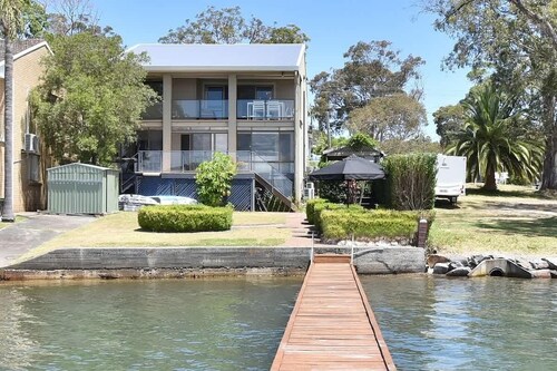 Baywatch Waterfront Lake Retreat Private Jetty