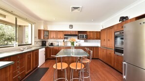 Fridge, microwave, oven, dishwasher - Baywatch Waterfront Lake Retreat with Private Jetty at Silverwater Lake Macqaurie (Silverwater)