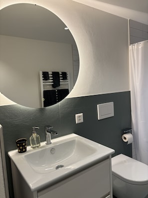 Combinazione doccia/vasca, asciugacapelli, asciugamani, sapone