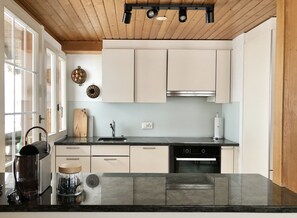 Frigorifero, forno, piano cottura, lavastoviglie