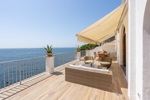 Outdoor dining - Villa Lia Capri view (Massa Lubrense)