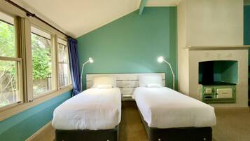 6 bedrooms, desk, iron/ironing board, free WiFi