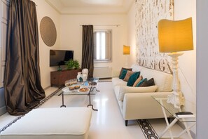 TV - Apartment with terrace in the centre, 300 metres from the beach, Trapani (Trapani)