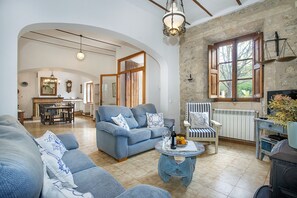 Televisie, een open haard, een tafeltennistafel en een stereo