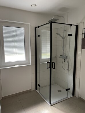 Douche, serviettes fournies, savon, papier toilette
