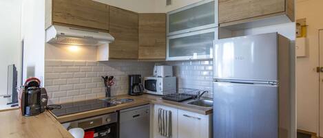 Microondas, horno, placa de cocina y lavavajillas