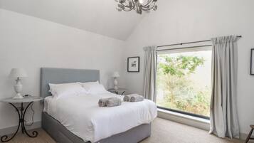 Cottage | 4 bedrooms, individually decorated, individually furnished, free WiFi