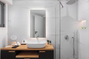 Appartement Deluxe, 2 chambres, vue sur la mer | Salle de bain | Douche, articles de toilette (gratuits), séchoir à cheveux, peignoirs
