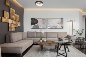 Appartement Deluxe, 2 chambres, vue mer | Salle de séjour | TV connectée de 50 pouces avec chaînes numériques, télévision, Netflix