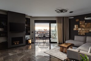 Apartamento Deluxe, 2 habitaciones, vistas al mar | Zona de estar | Smart TV de 50 pulgadas con canales digitales, una televisión
