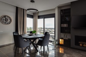 Apartamento Deluxe, 2 habitaciones, vistas al mar | Comedor