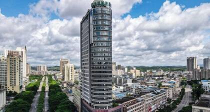 Wodun Platinum Hotel (Qinzhou East Railway Station Niannianfeng Plaza)
