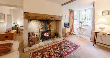 Attractive and stylish Cotswold cottage with wonderful rural views - Pear Tree Cottage, Cherington