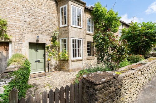 Attractive and stylish Cotswold cottage with wonderful rural views - Pear Tree Cottage, Cherington