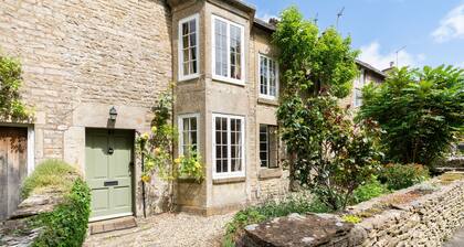 Attractive and stylish Cotswold cottage with wonderful rural views - Pear Tree Cottage, Cherington