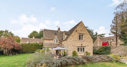 Impressive five bedroom country home in the Cotswolds - Barnsley Cottage