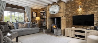 Cotswold stone holiday cottage with a superb garden near Moreton-in-Marsh - Knoll Cottage