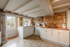 Fridge, microwave, oven, stovetop - Cotswold stone holiday cottage with a superb garden near Moreton-in-Marsh - Knoll Cottage (Moreton-in-Marsh)
