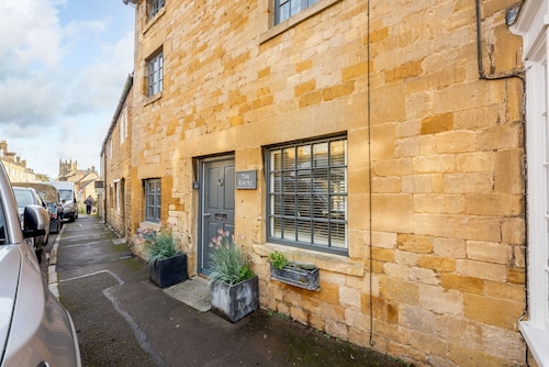 Cotswold stone holiday cottage with a superb garden near Moreton-in-Marsh - Knoll Cottage