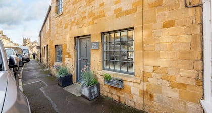 Cotswold stone holiday cottage with a superb garden near Moreton-in-Marsh - Knoll Cottage